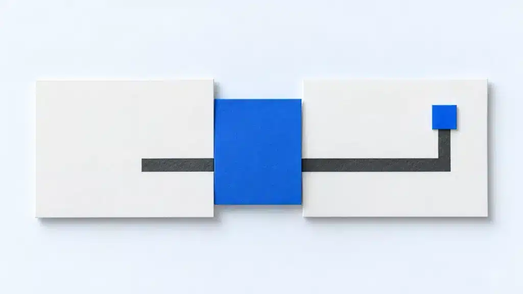 Zwei weiße Papierflächen treffen sich an einer blauen Karte, von der ein dunkler Papierstreifen zu einem Ergebnis führt. (KI-generiert)