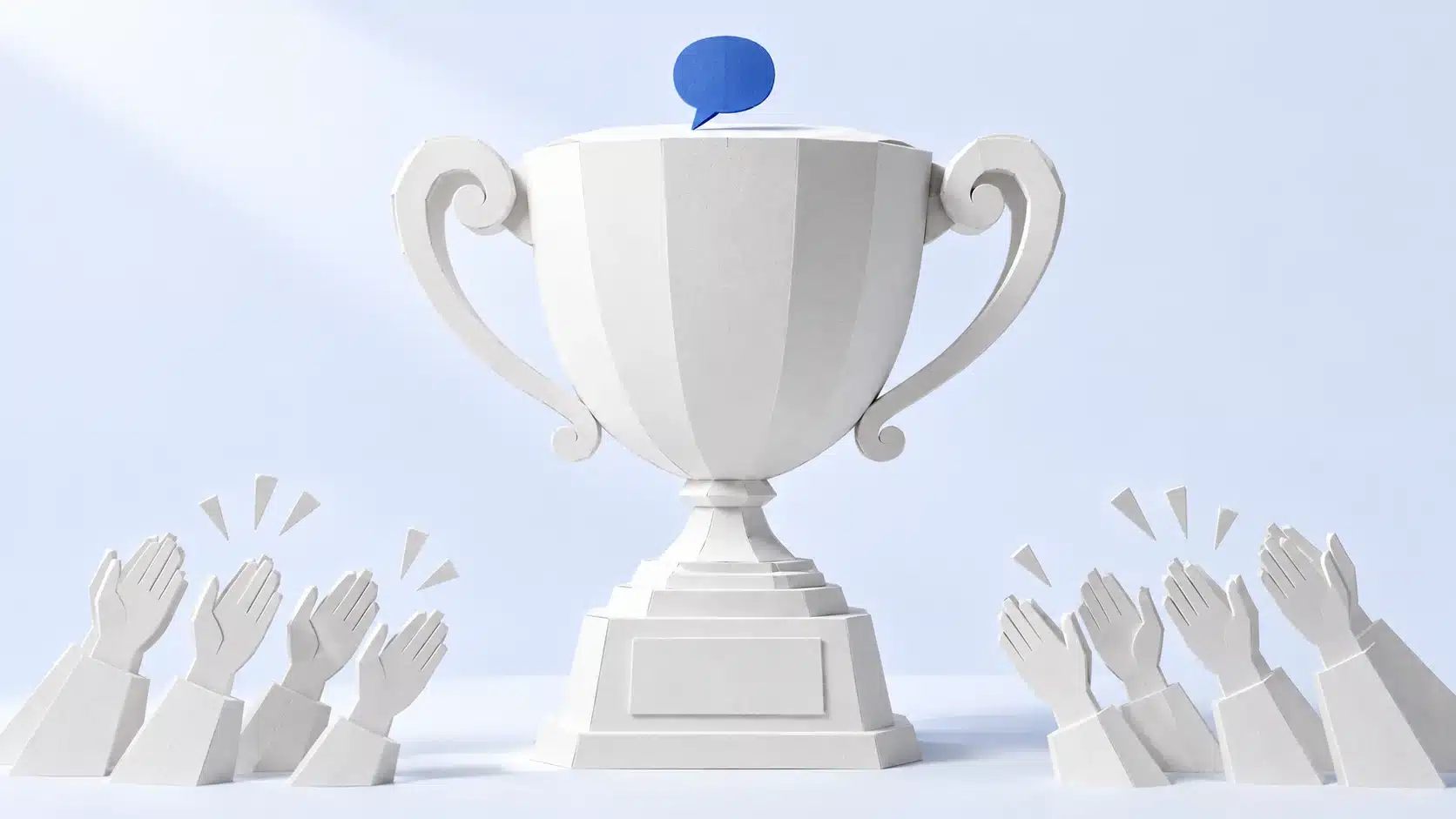 Eine kleine blaue Papier-Sprechblase steht auf einem übergroßen weißen Pokal zwischen applaudierenden Papierhänden.